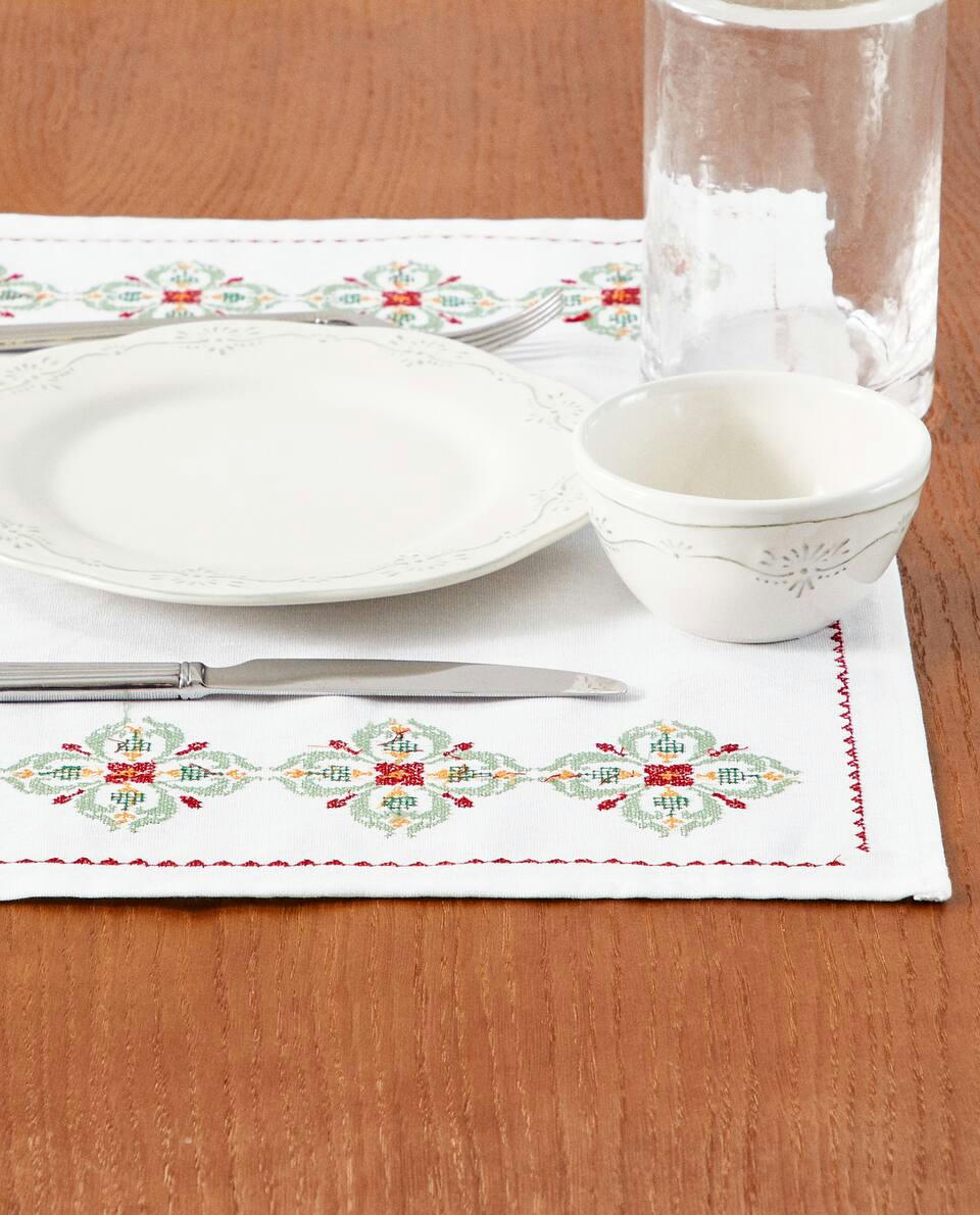 EMBROIDERED COTTON LINEN PLACEMAT
