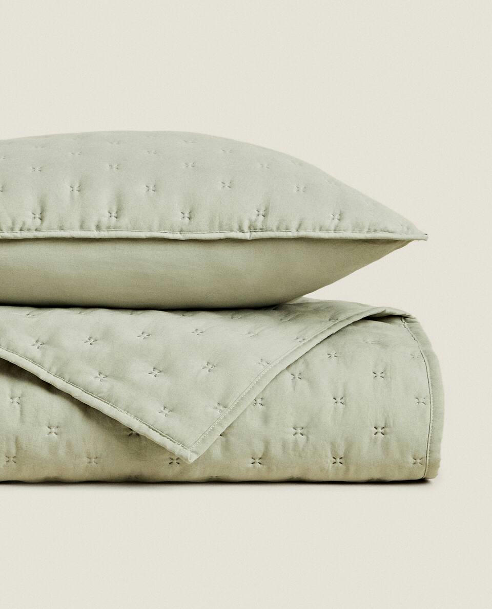 QUILTED QUILT WITH DOTS