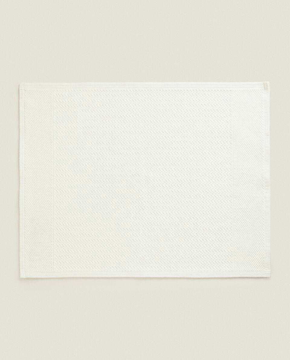 TEXTURED WAFFLE BATH MAT
