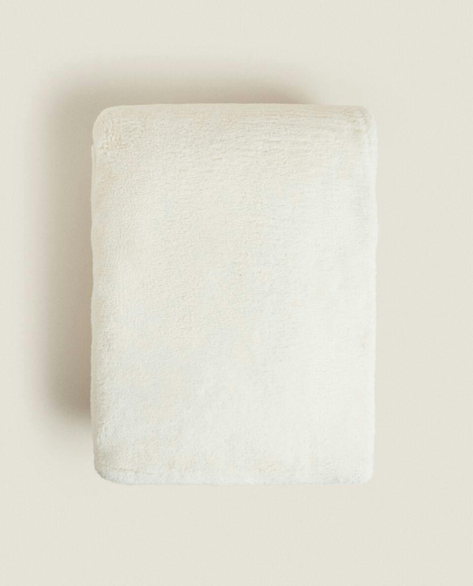 REVERSIBLE FLEECE BLANKET