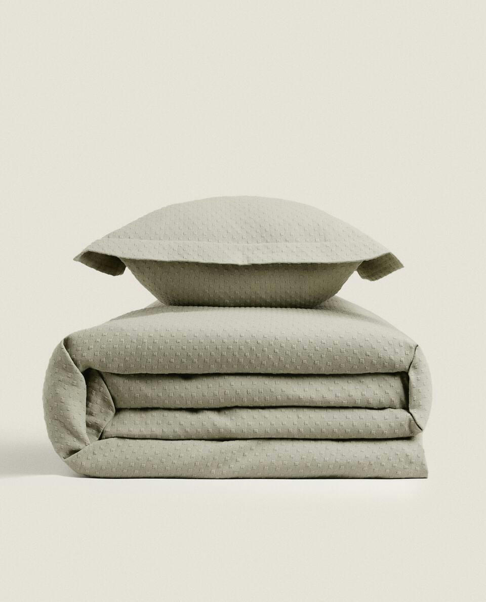 BEDSPREAD WITH POLKA DOT DESIGN