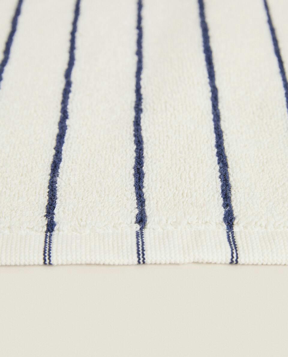 CONTRAST STRIPE BATH MAT