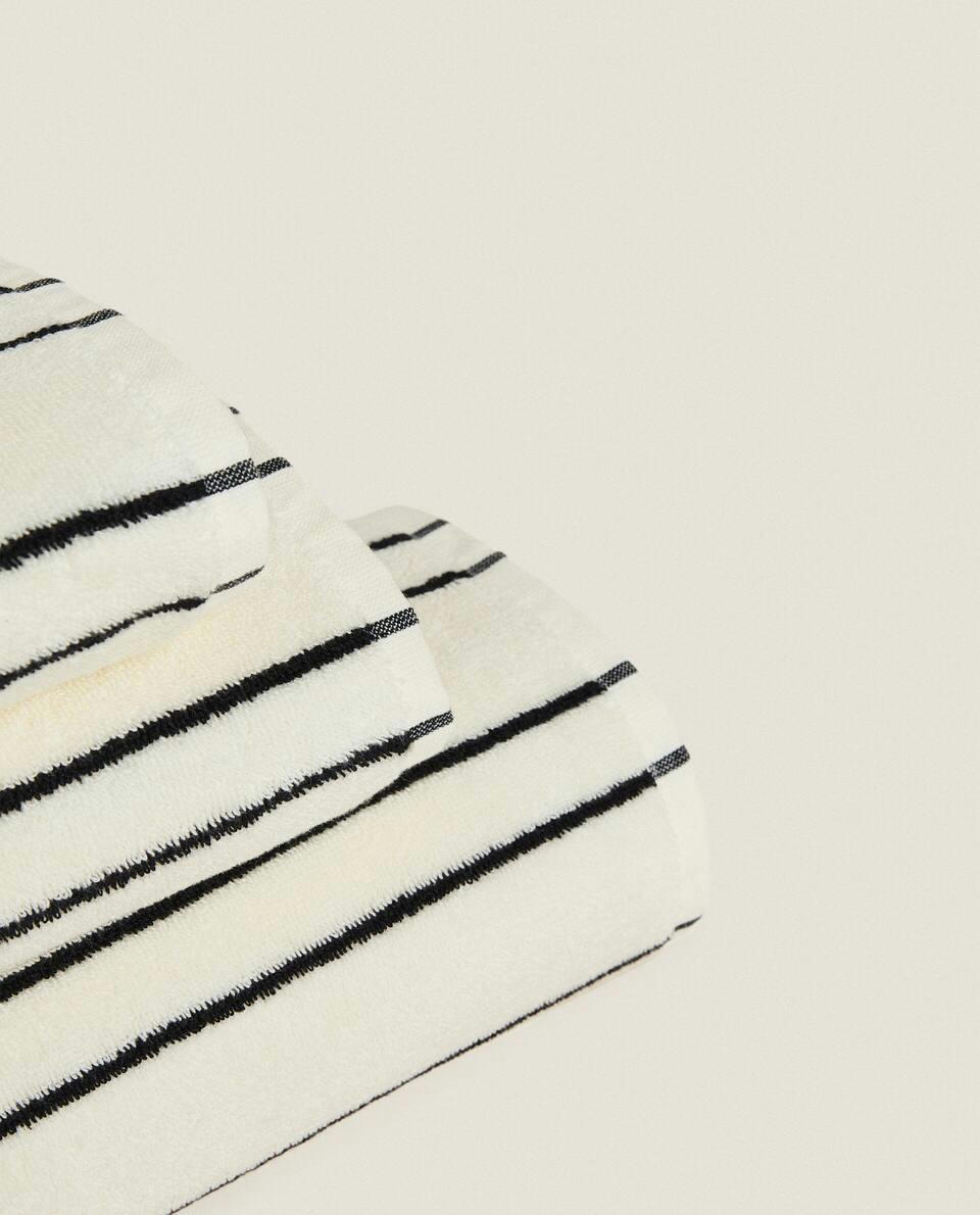 TOWEL WITH IRREGULAR STRIPE DETAIL