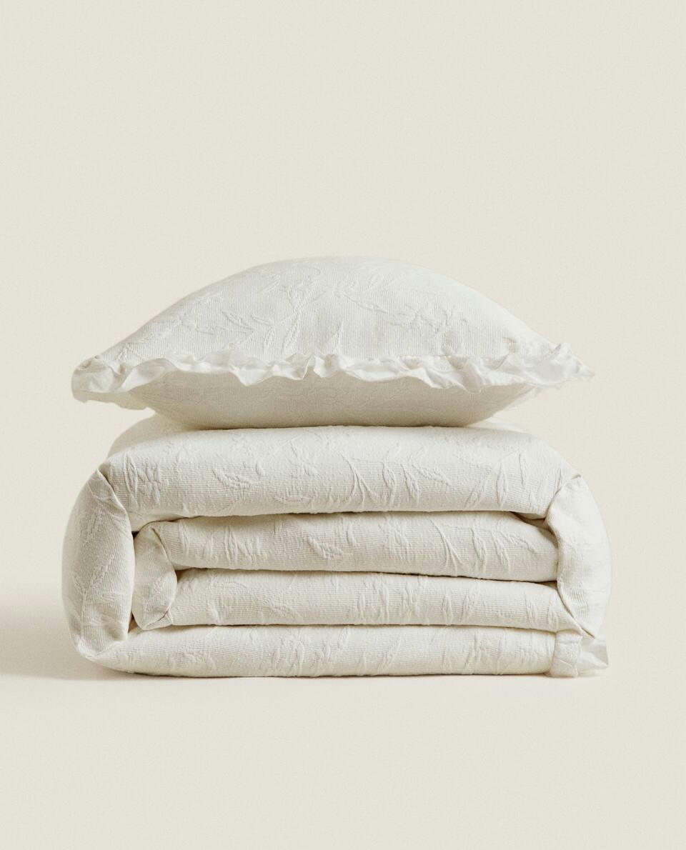 RUFFLE TRIM BEDSPREAD