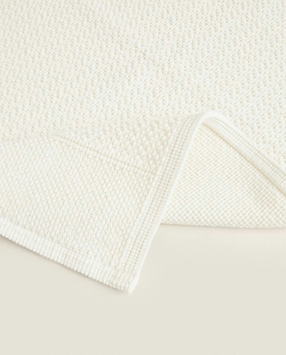 TEXTURED WAFFLE BATH MAT