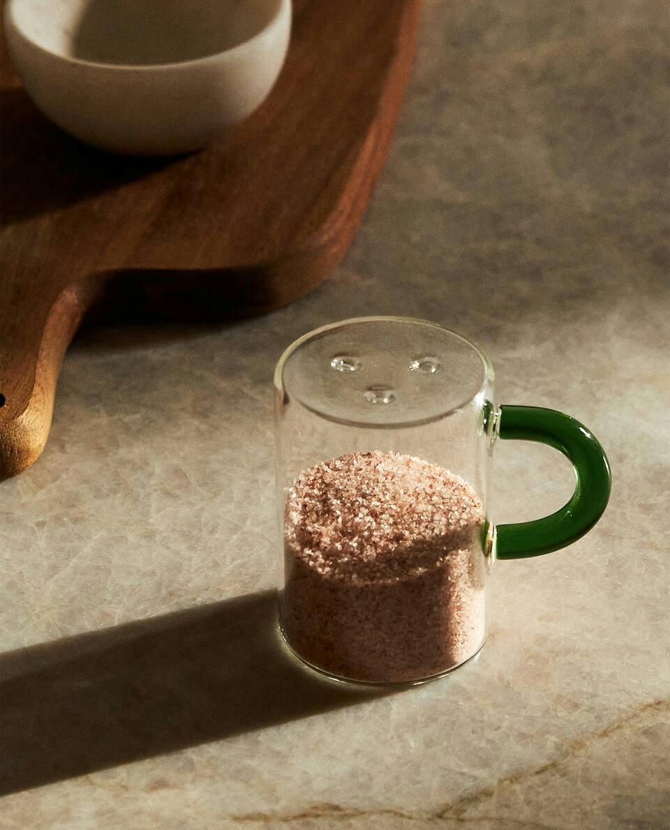 BOROSILICATE GLASS SALT SHAKER WITH COLOURED HANDLE