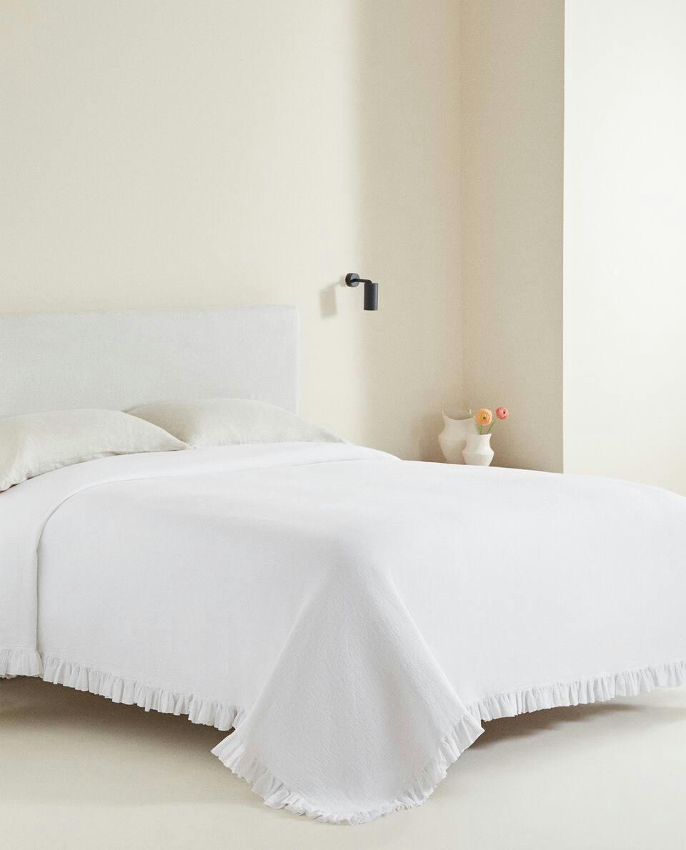 BEDSPREAD WITH PLEATED RUFFLE