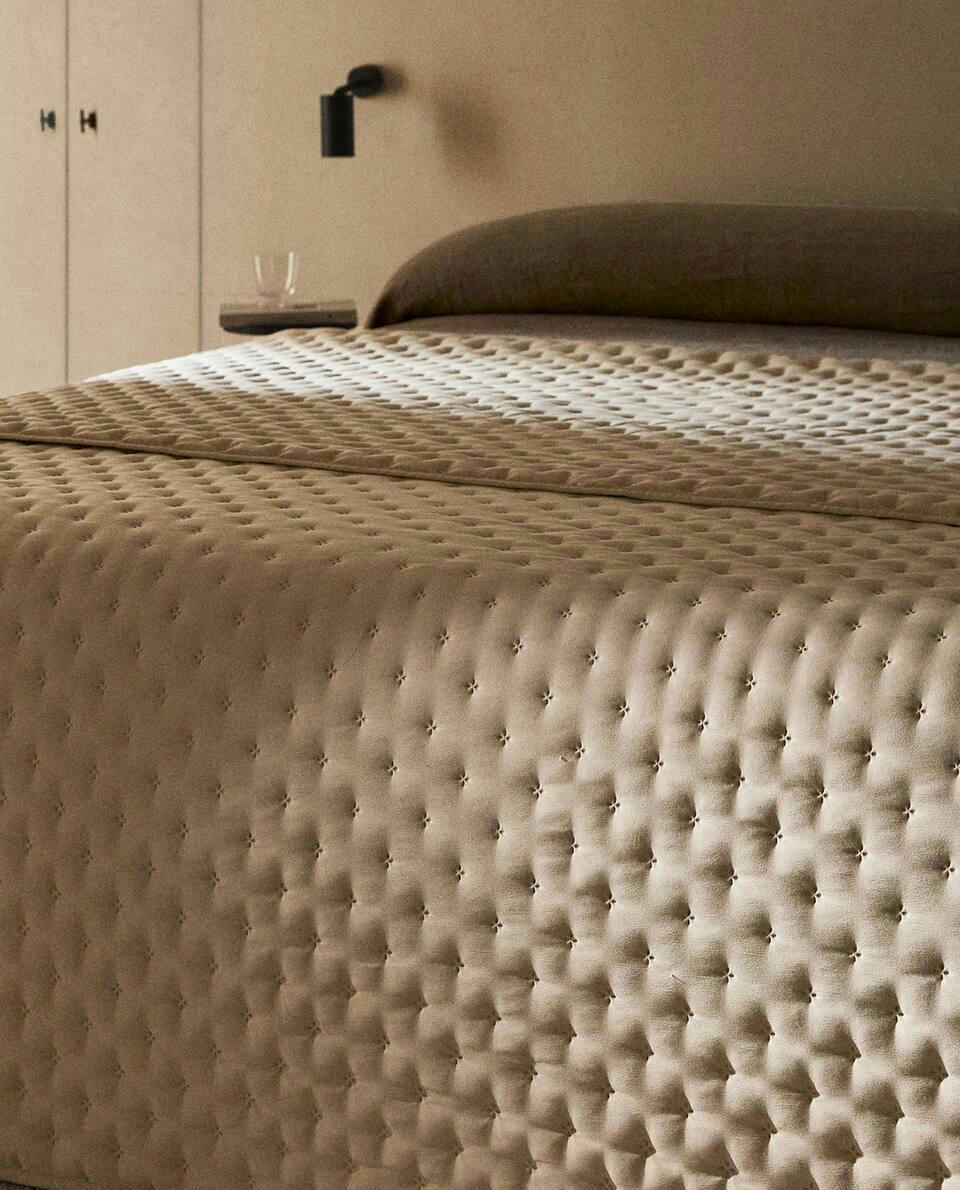 QUILTED QUILT WITH DOTS