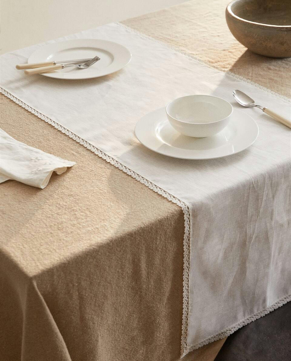 TABLE RUNNER WITH LACE TRIM