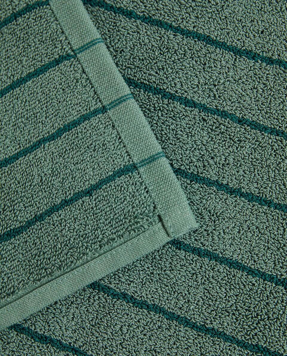 CONTRAST STRIPE BATH MAT