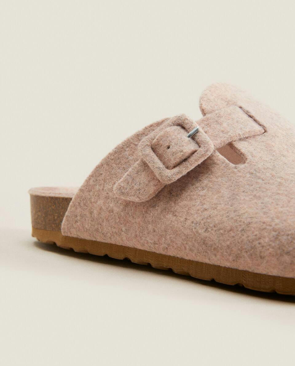 COVERED BUCKLE FELT MULE SLIPPERS