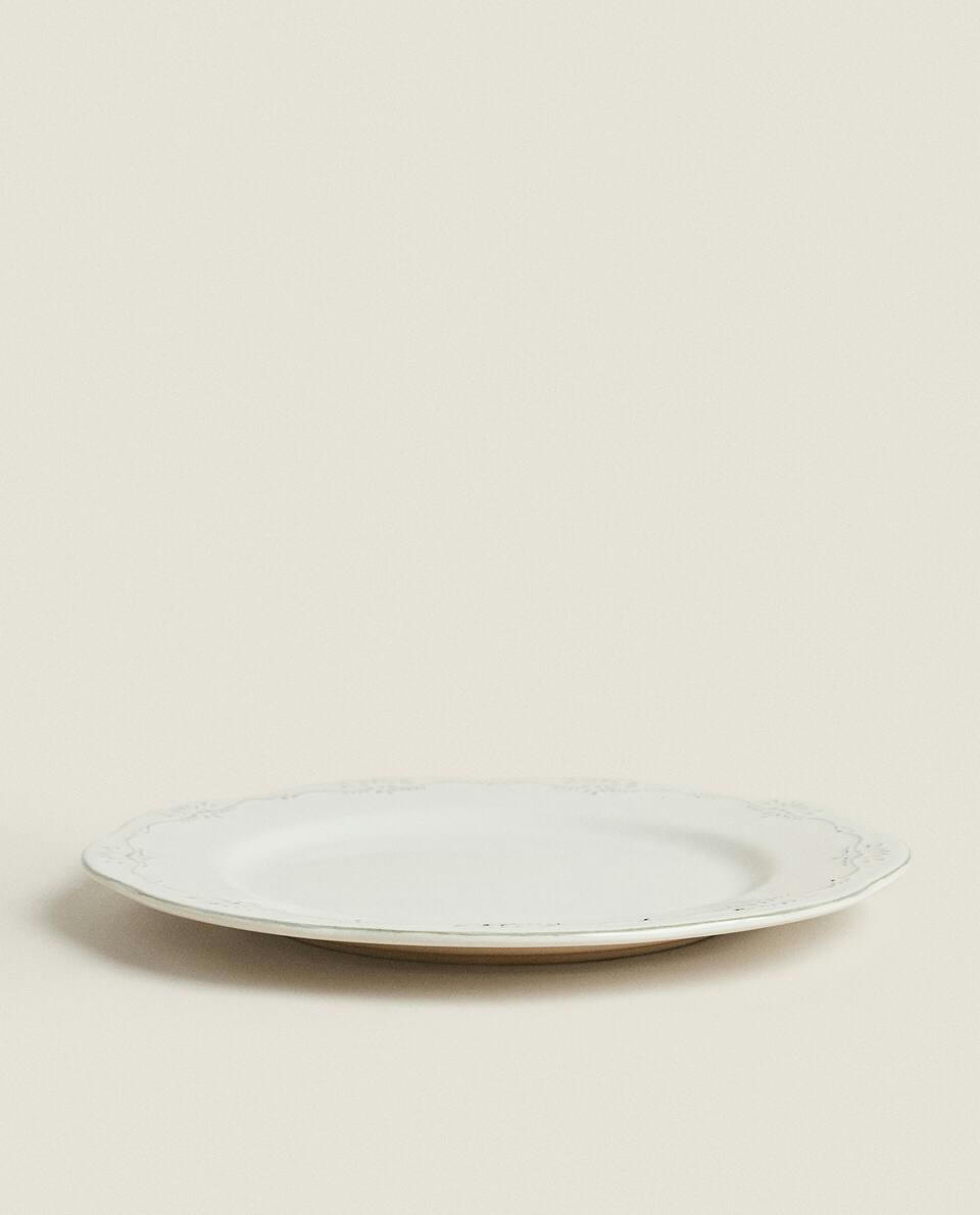 EARTHENWARE DINNER PLATE WITH RAISED CHRISTMAS DESIGN