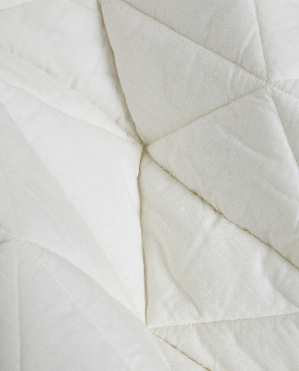 CHILDREN'S FLORAL PRINT QUILT