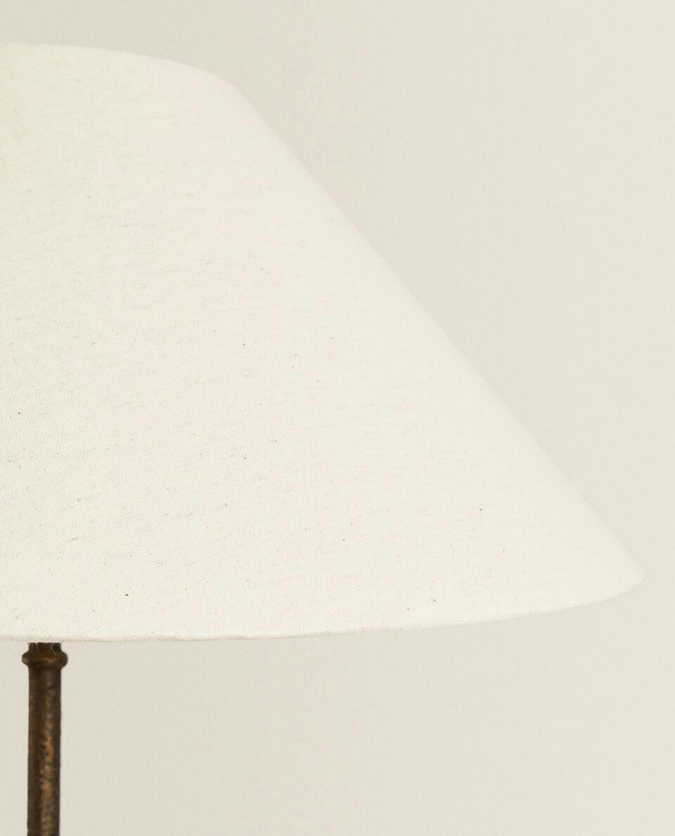 LAMP WITH TRIPOD BASE