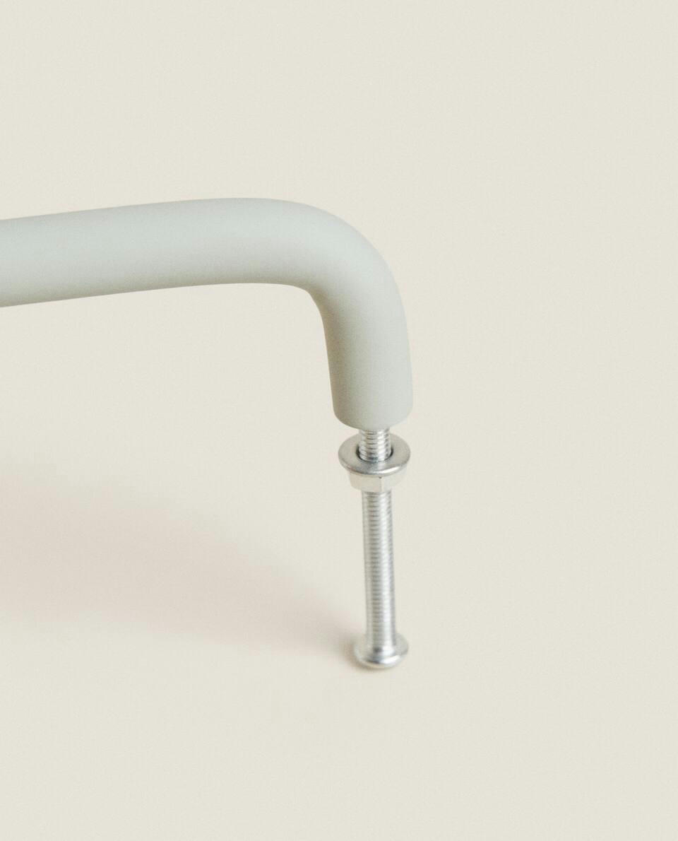 ELONGATED METAL HANDLE