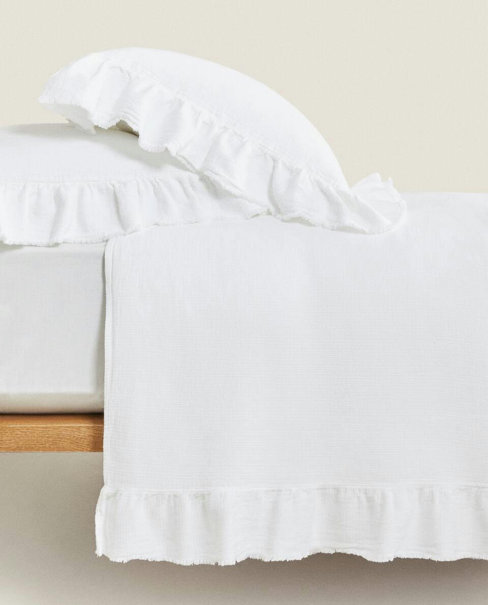 RUFFLE TRIM BEDSPREAD