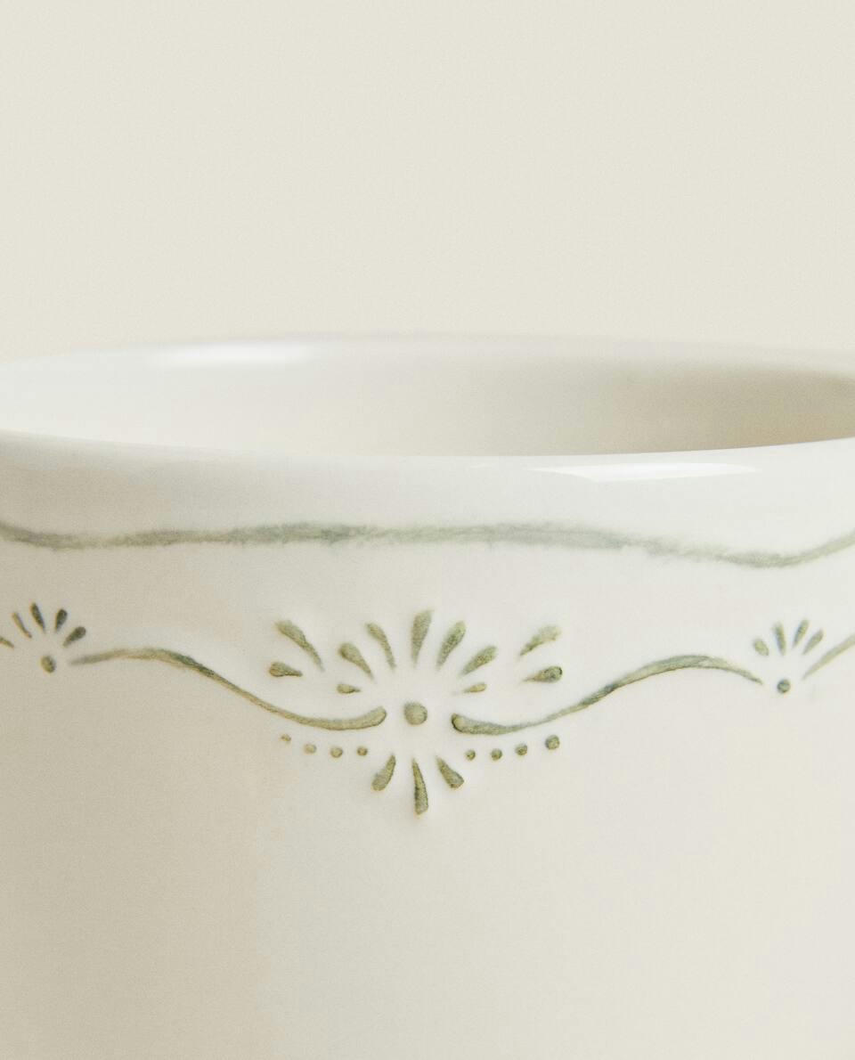 EARTHENWARE BREAKFAST MUG WITH RAISED CHRISTMAS DESIGN