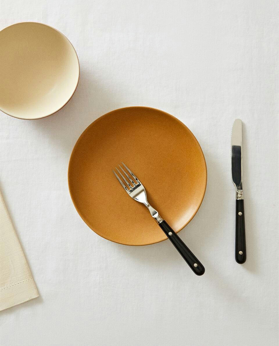 COLOURED STONEWARE TABLEWARE