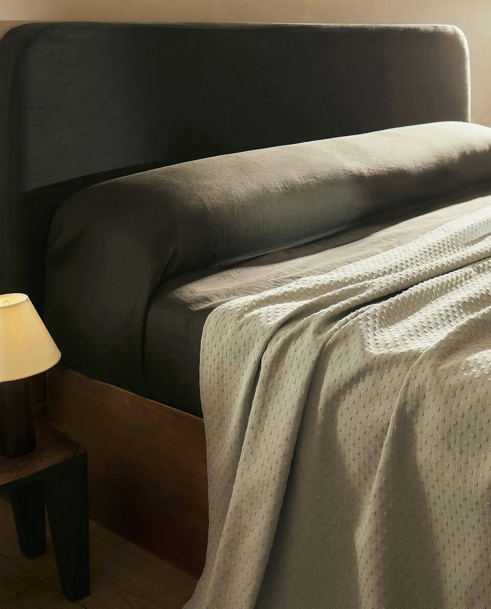 BEDSPREAD WITH POLKA DOT DESIGN