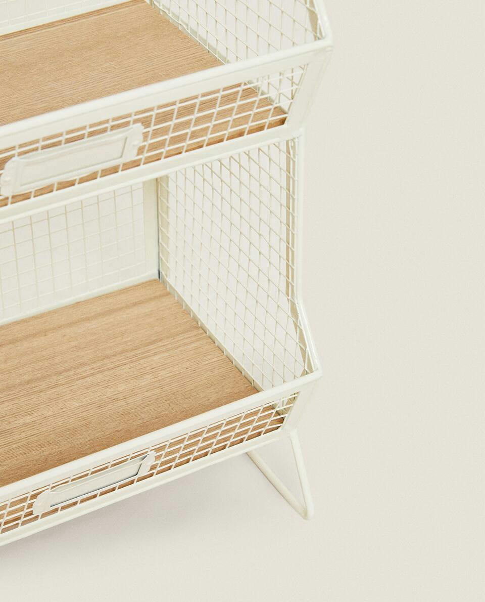 STORAGE UNIT WITH SHELVES