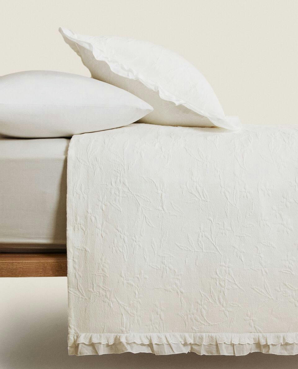 RUFFLE TRIM BEDSPREAD