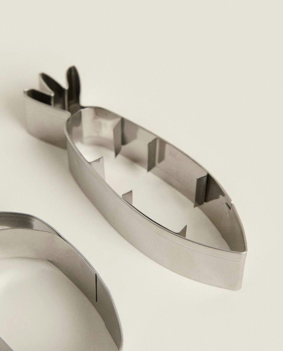 SET OF VEGETABLE-SHAPED STEEL MOULDS