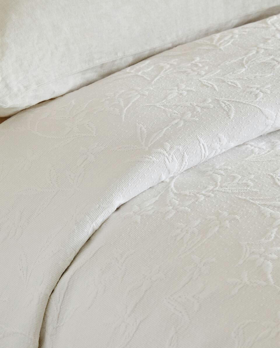 RUFFLE TRIM BEDSPREAD