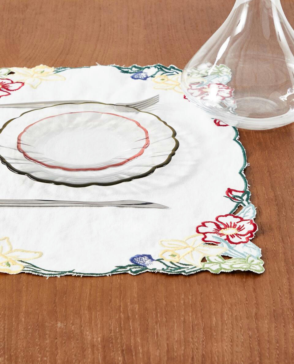 EMBROIDERED COTTON LINEN PLACEMAT