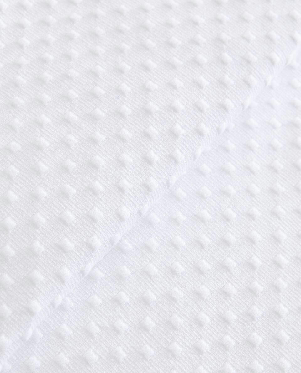 BEDSPREAD WITH POLKA DOT DESIGN