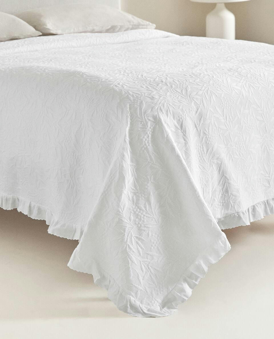 RUFFLE TRIM BEDSPREAD
