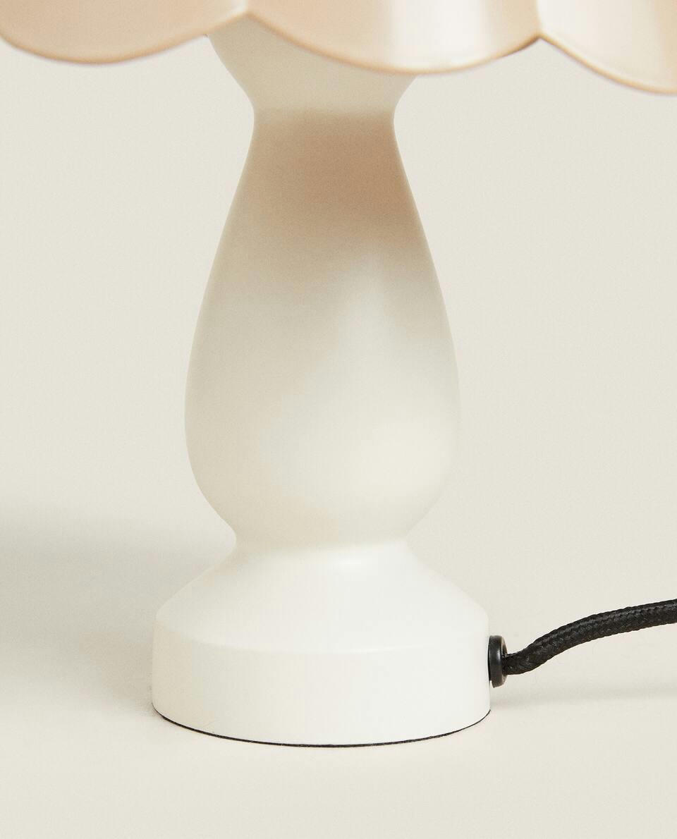 SCALLOPED METAL LAMP