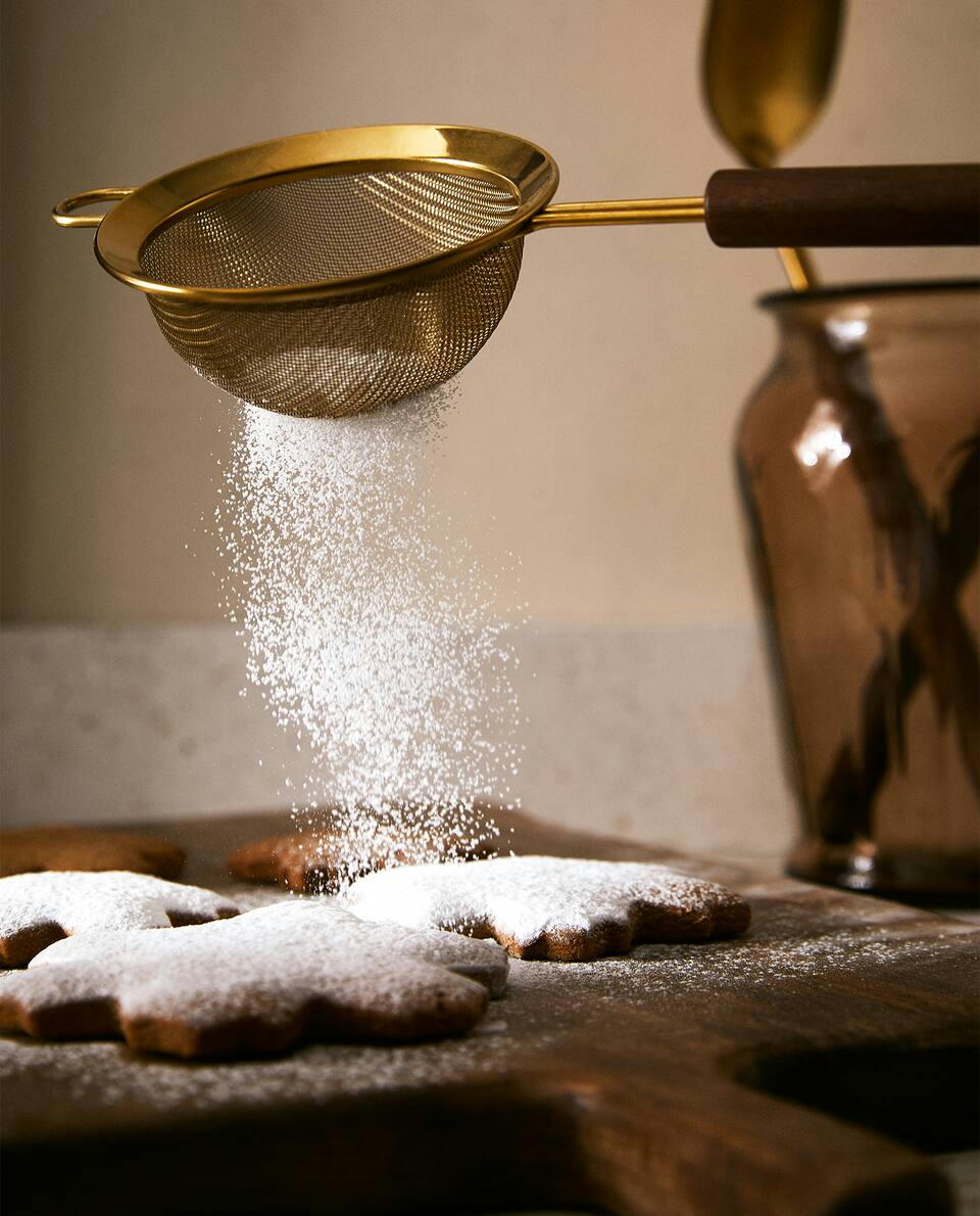 WOOD AND METAL COLANDER