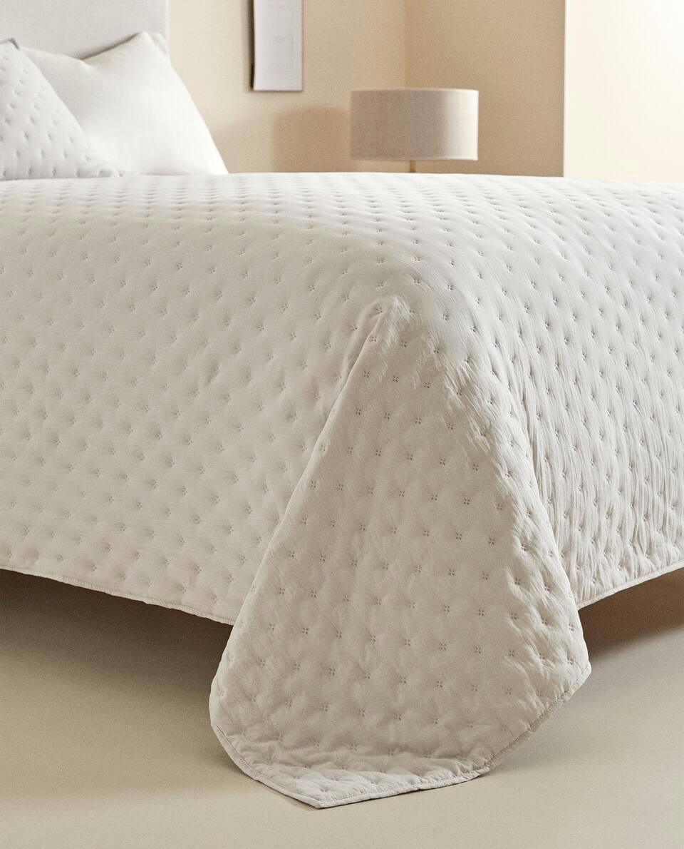 QUILTED QUILT WITH DOTS
