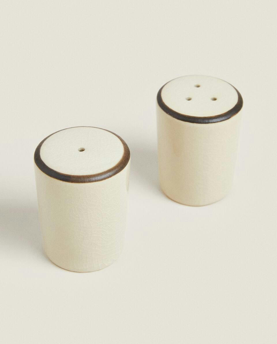 STONEWARE SALT AND PEPPER SET WITH RIM DETAIL