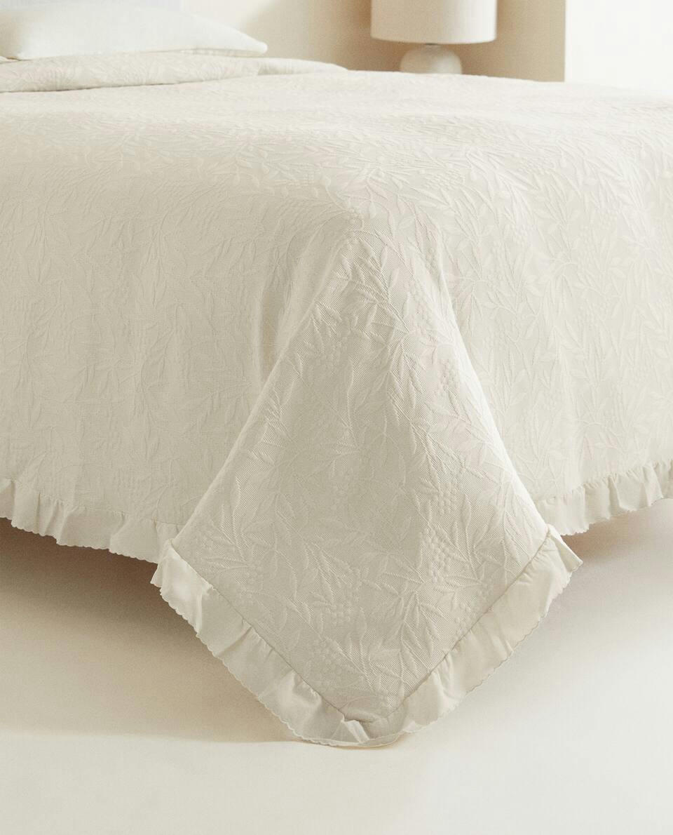 RUFFLE TRIM BEDSPREAD