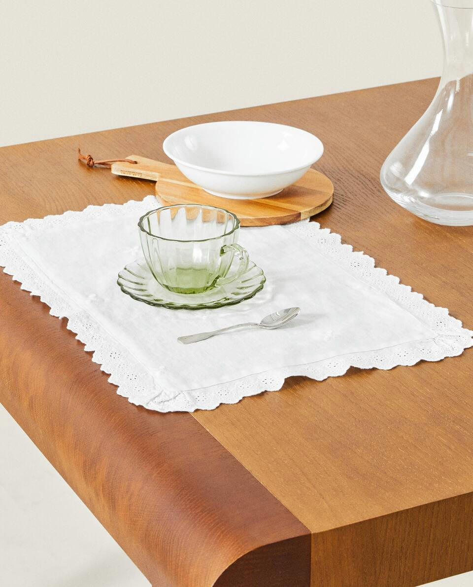 LINEN PLACEMAT WITH LACE TRIM