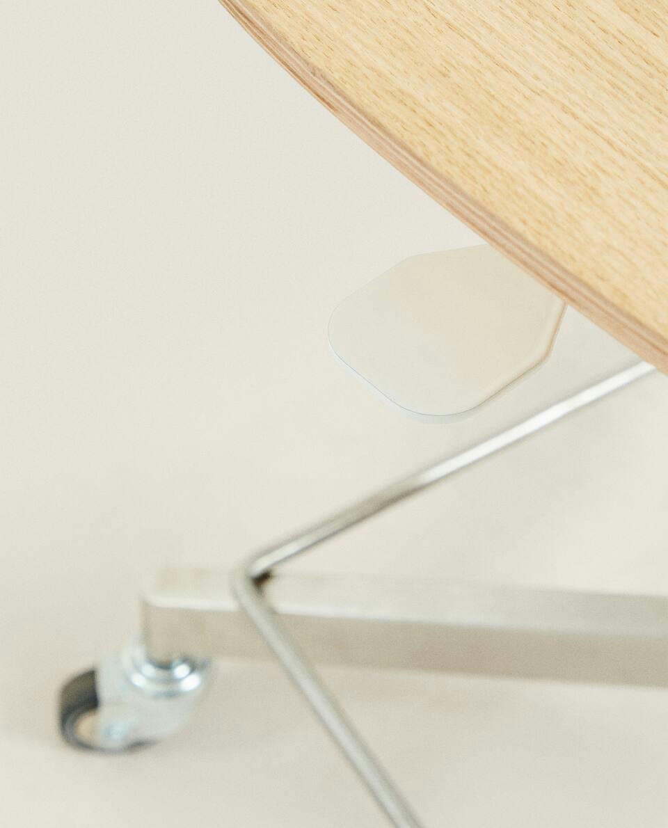 ADJUSTABLE DESK CHAIR