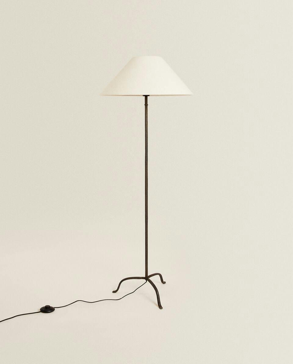 LAMP WITH TRIPOD BASE