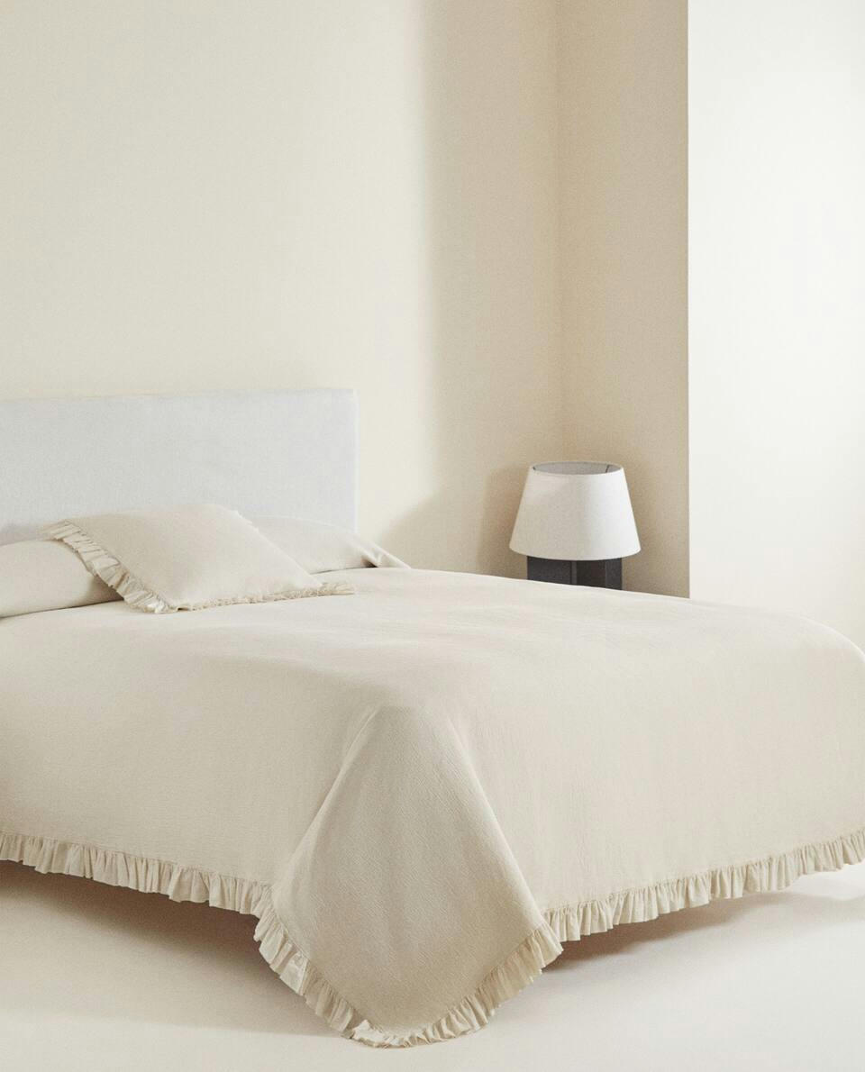 BEDSPREAD WITH PLEATED RUFFLE