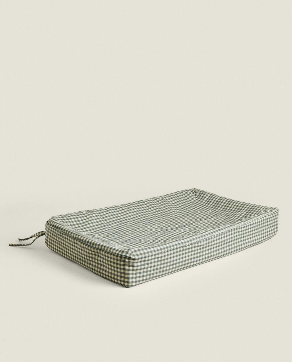 CHILDREN’S GINGHAM CHANGING MAT
