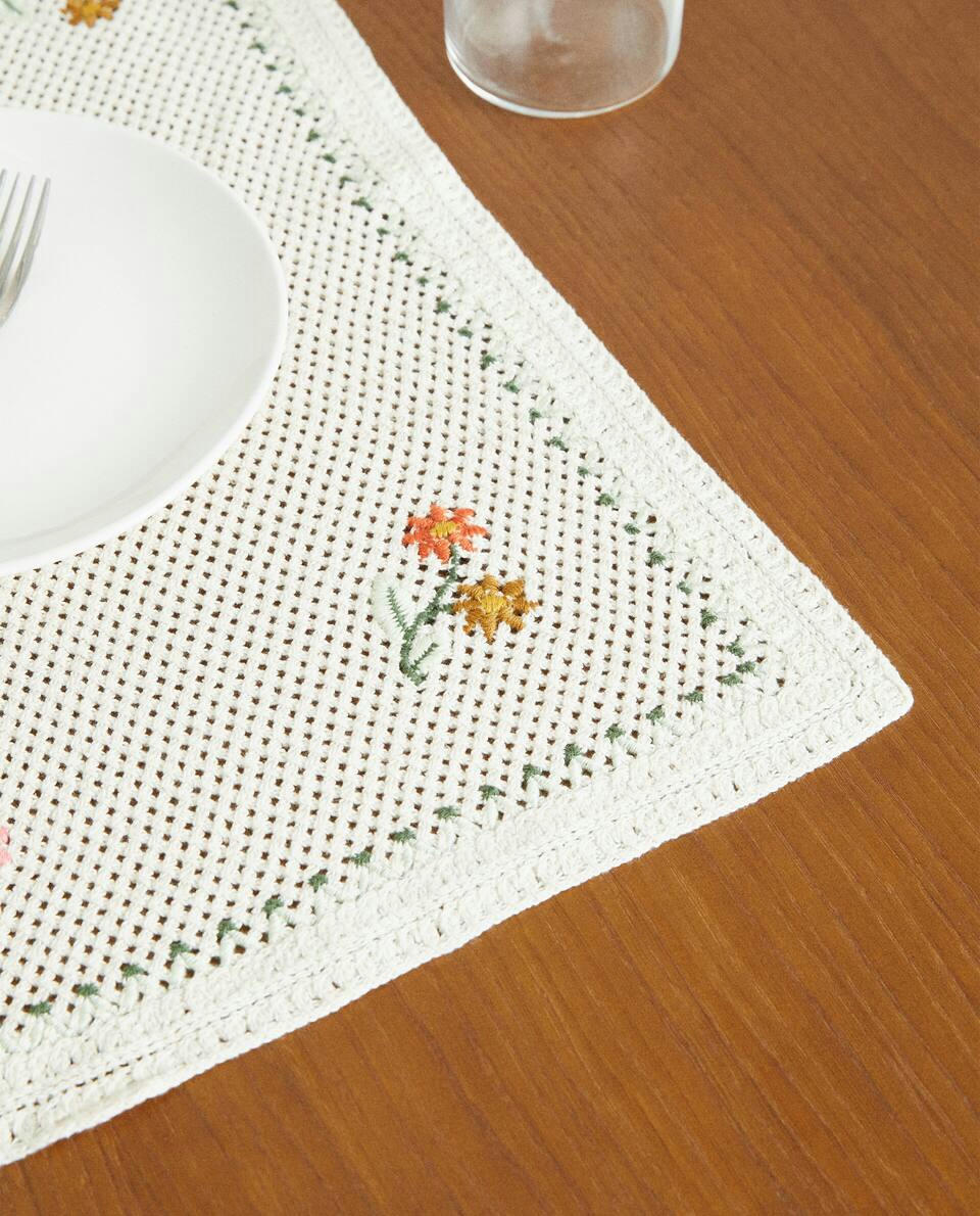 FLORAL CROCHET PLACEMAT