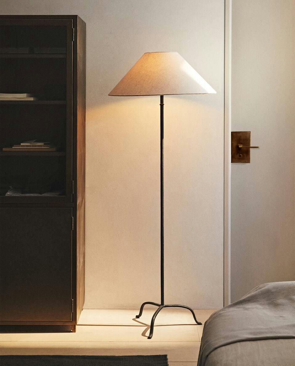 LAMP WITH TRIPOD BASE