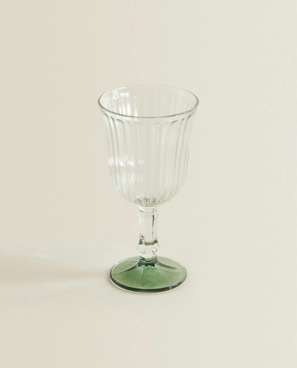 RAISED DESIGN WINE GLASS