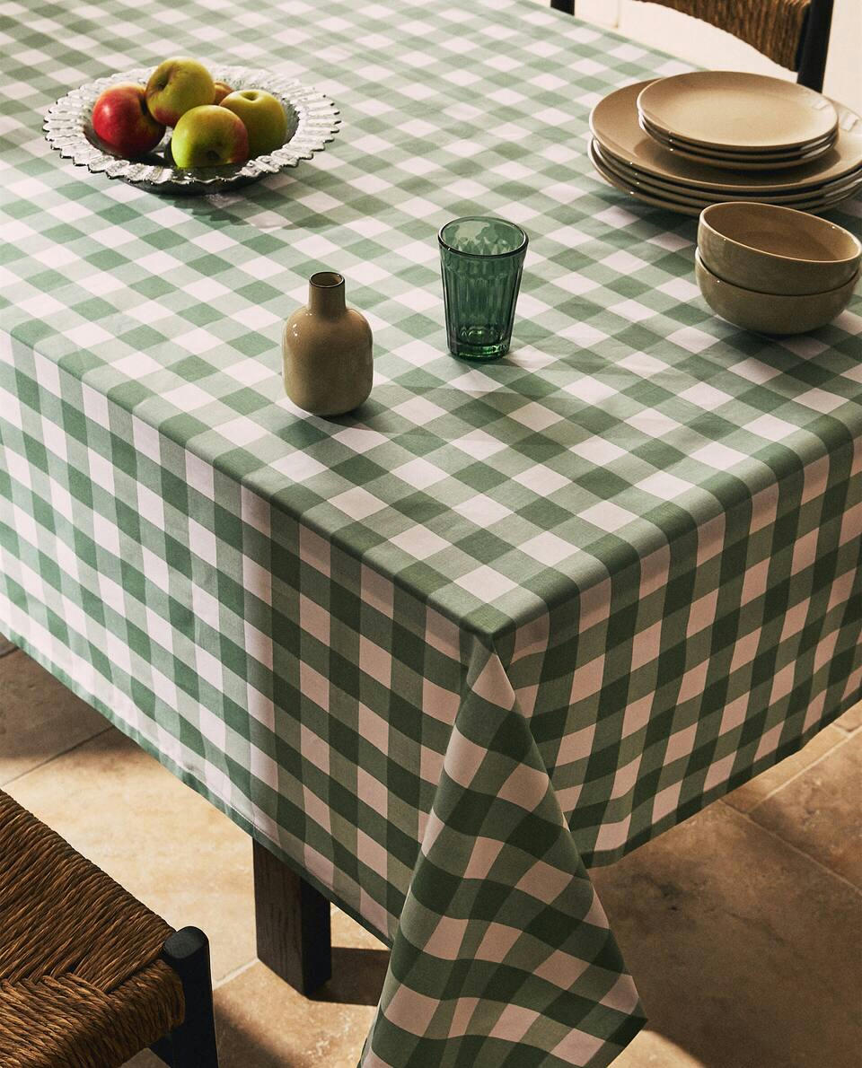 RESIN CHECKED TABLECLOTH