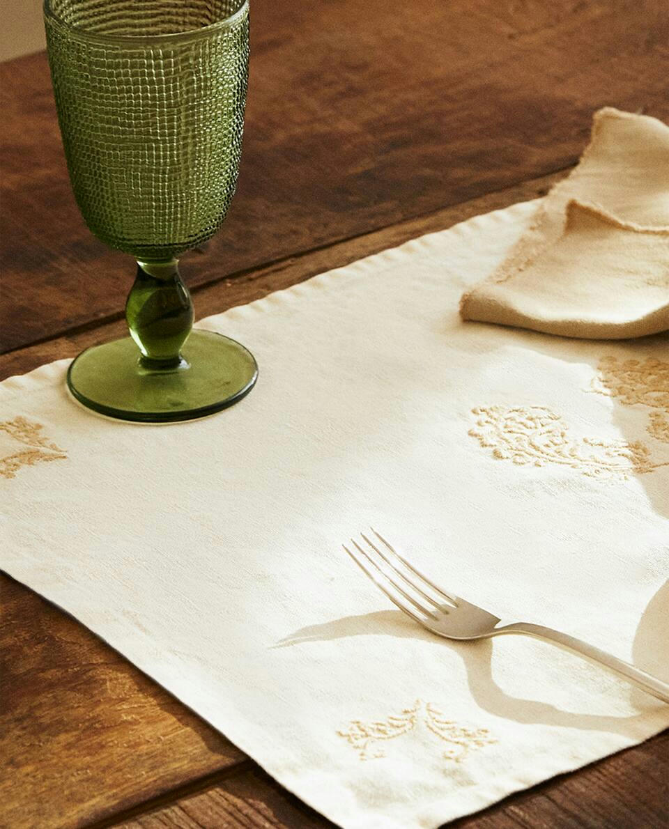 EMBROIDERED LINEN PLACEMAT