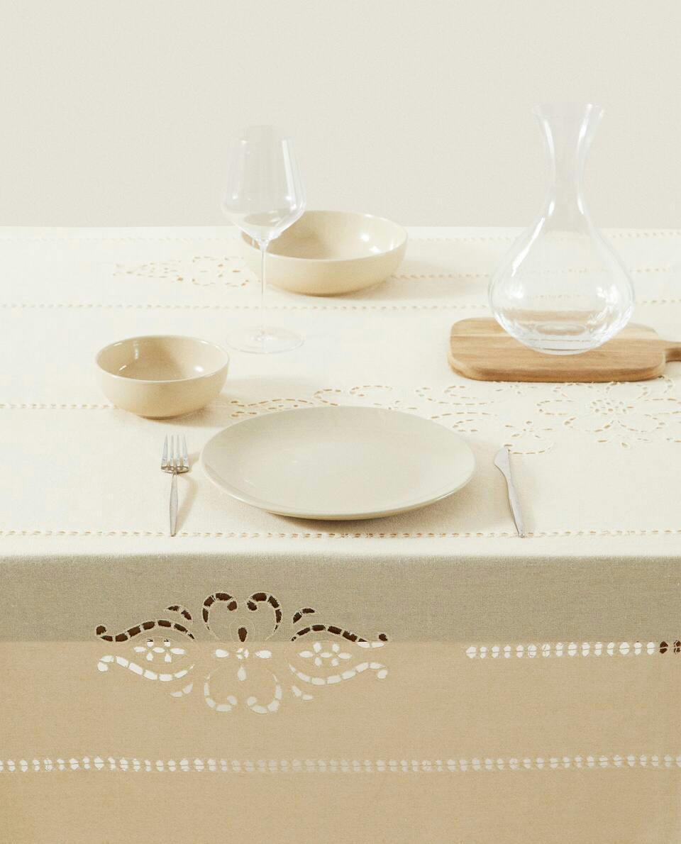 EMBROIDERED FLOWER TABLECLOTH