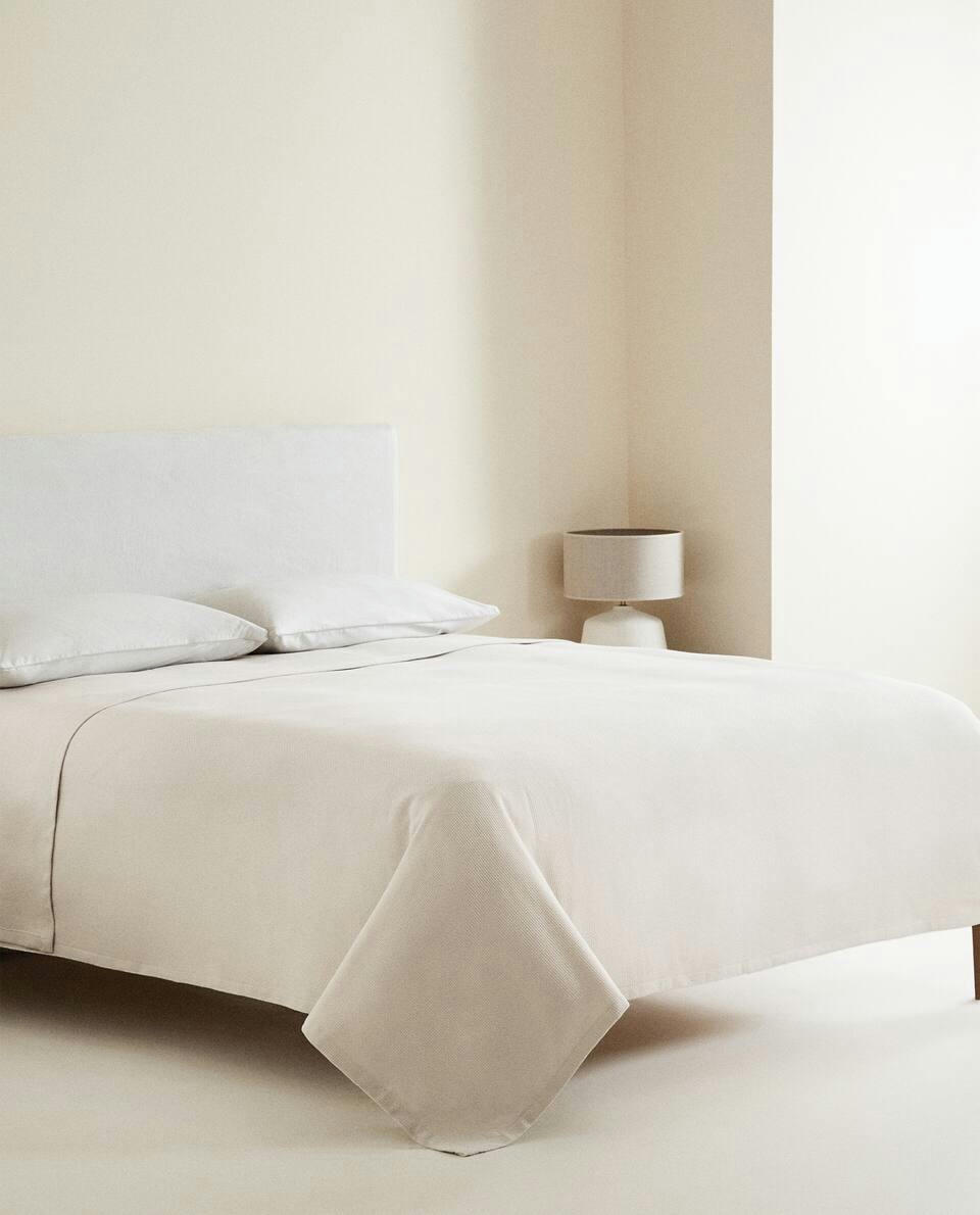 TEXTURED BEDSPREAD