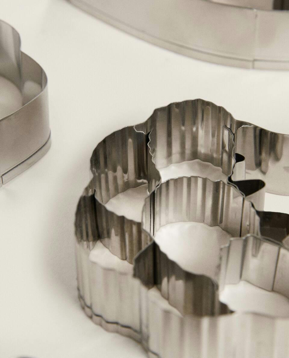 SET OF VEGETABLE-SHAPED STEEL MOULDS