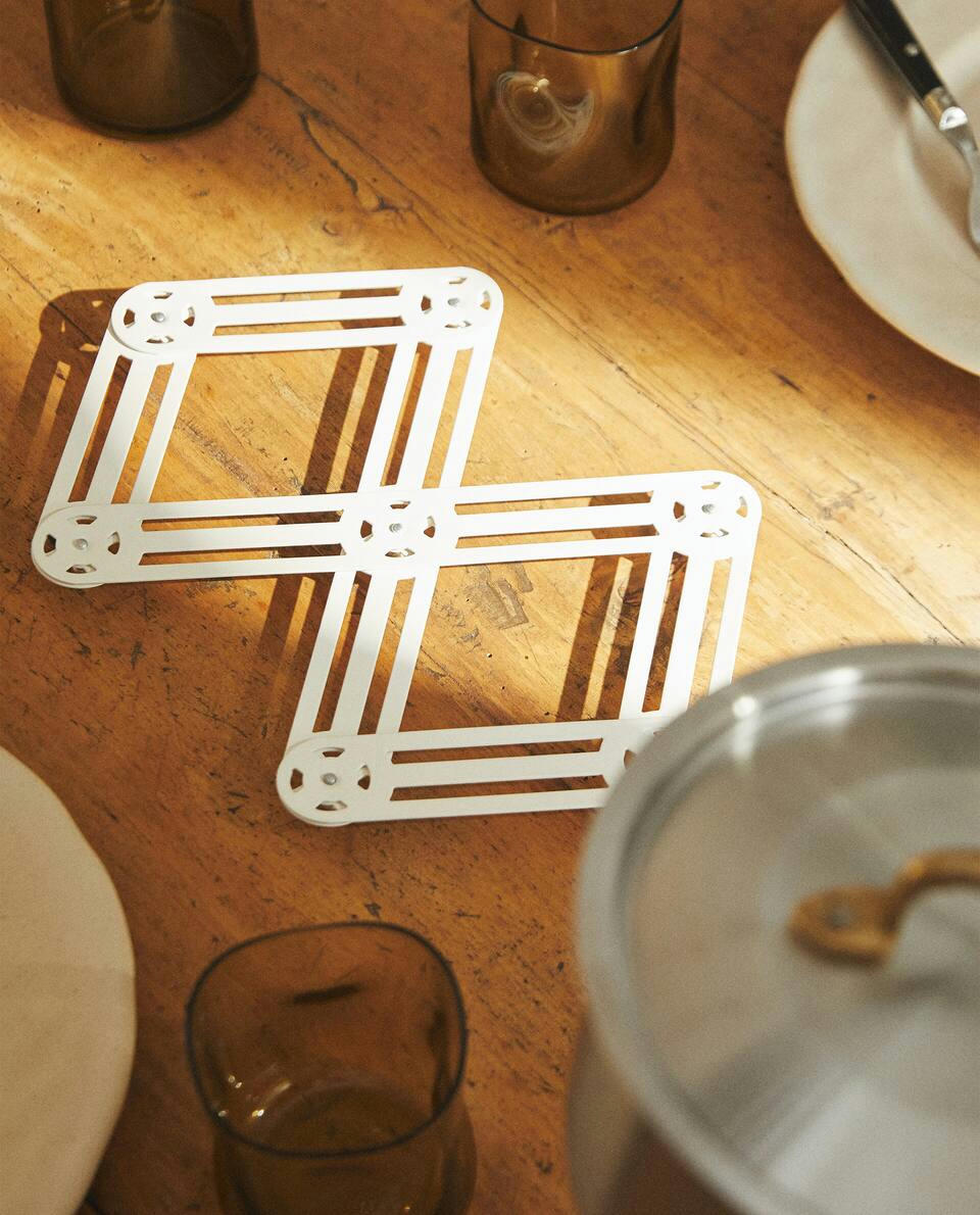EXTENDIBLE TRIVET