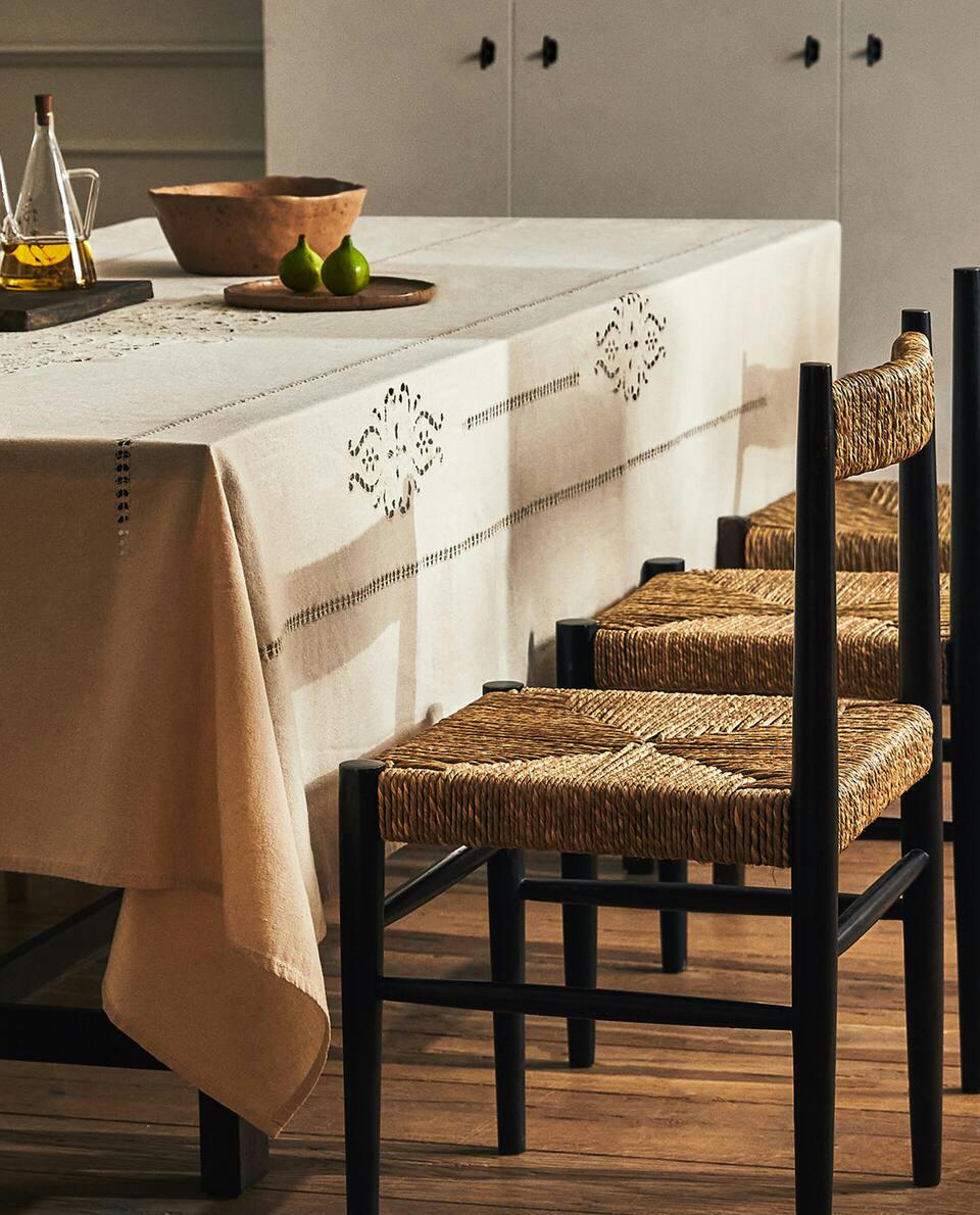 EMBROIDERED FLOWER TABLECLOTH